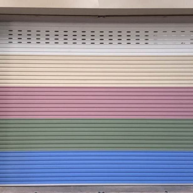 แผงตัวอย่างสีใบประตูม้วน High Speed เรียงขาว ครีม ชมพู เขียว และฟ้า