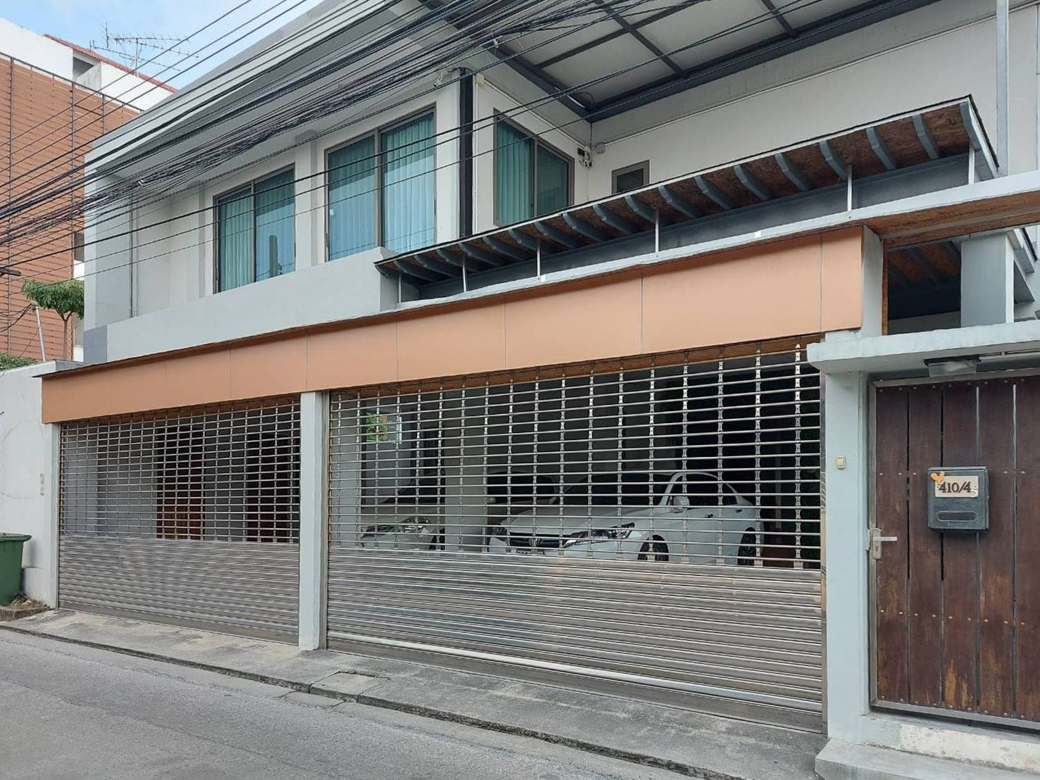ประตูม้วนแบบโปร่งลายอิตาลี ติดตั้งหน้าโรงรถบ้านพักอาศัย