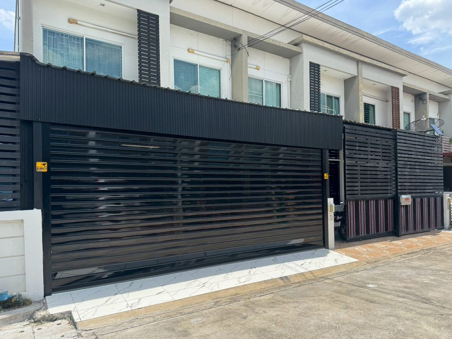 ประตูม้วน Polycarbonate สีชา โรงรถบ้านวัชรพล