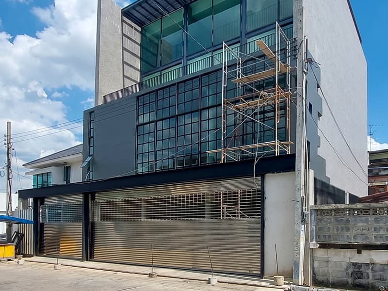 ประตูม้วนแสตนเลสพร้อมช่องระบายอากาศ บ้านลาดพร้าว