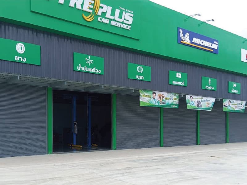 ประตูม้วนเหล็กกัลวาไนซ์สีเทาเข้ม ศูนย์บริการ Tyre Plus Car Service