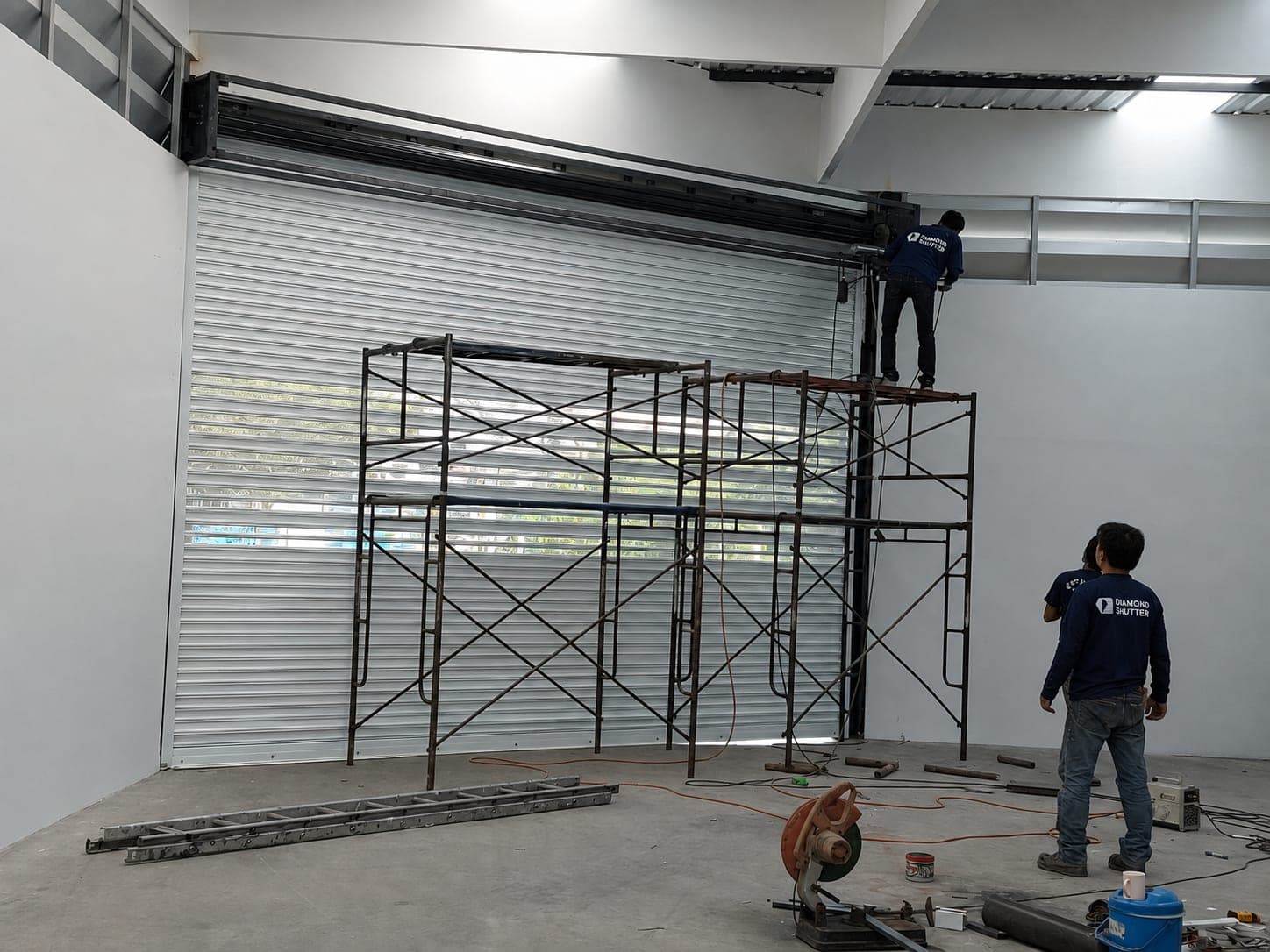 ทีมช่าง Diamond Shutter ติดตั้งประตูม้วน Design Series